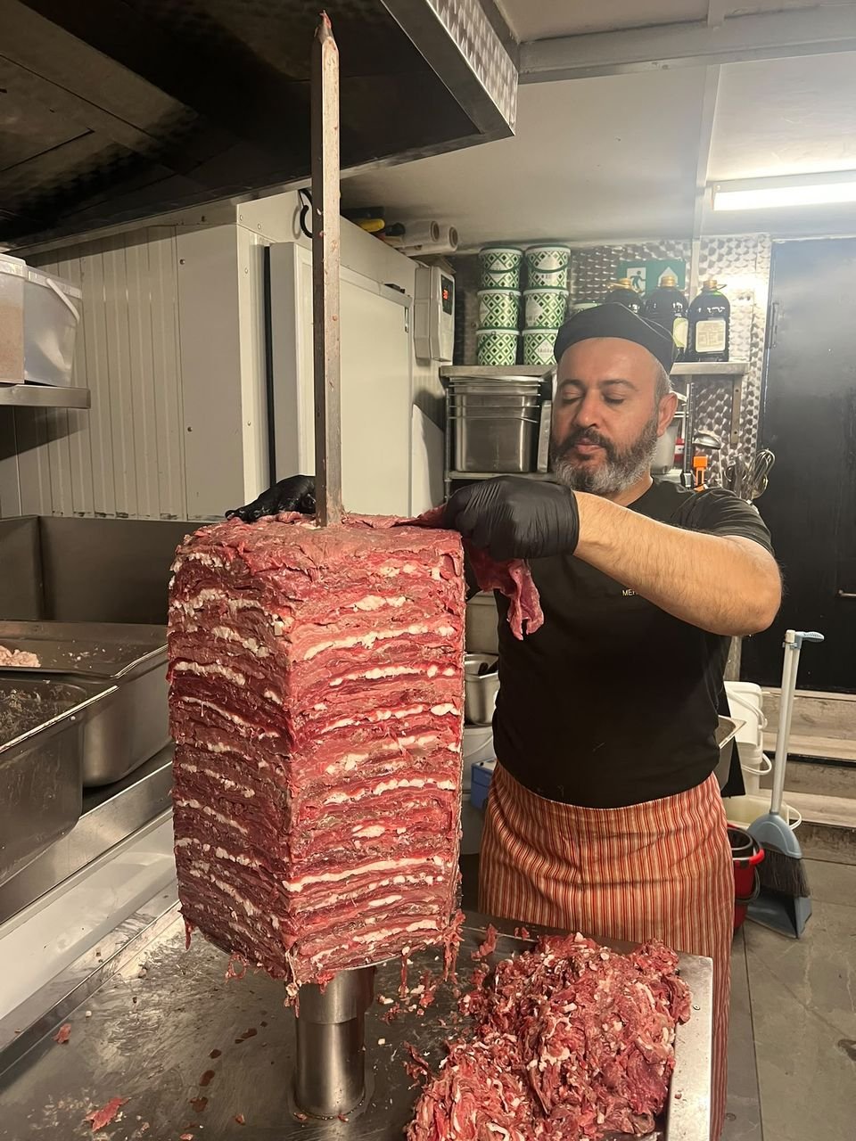 Şef ev yapımı döner kebabı hazırlıyor